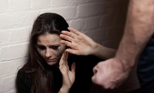 Dhuna në familje po rritet çdo ditë e më shumë, ulen kërkesat për urdhër mbrojtje