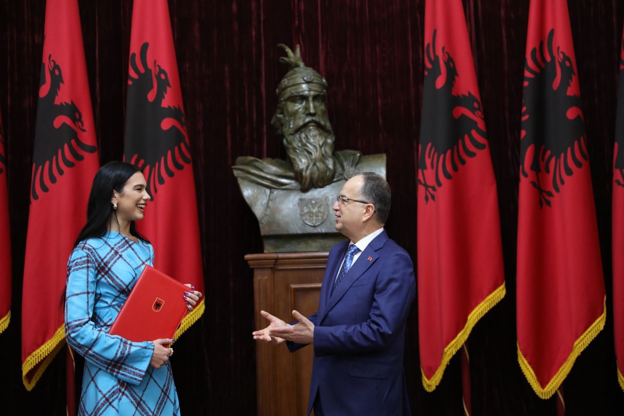 Dua Lipa bëhet shqiptare edhe ligjërisht, merr shtetësinë në prag të Pavarësisë