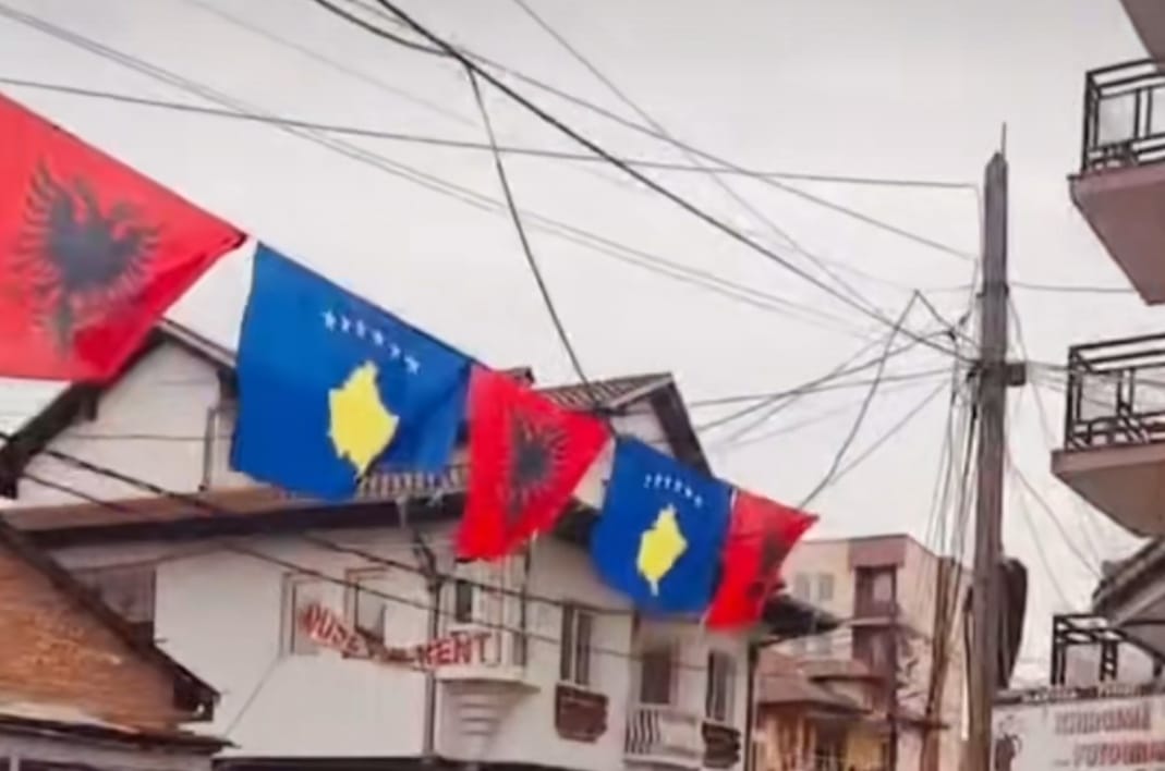 Shqiptarët çmendin serbët, valvisin flamurin kuq e zi në Ditën e Pavarësisë