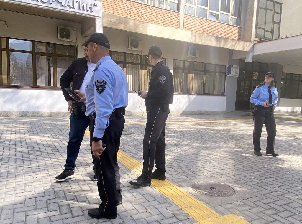 Përsëri alarme për bombë në dy shkolla në Shkup