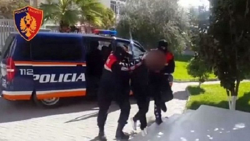 Arrestohet shoferi në Vlorë, dhunoi policin se i kërkoi të dilte nga makina
