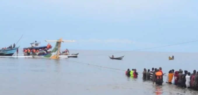 Avioni me 43 persona në bord bie në liqen, humbin jetën tre prej tyre