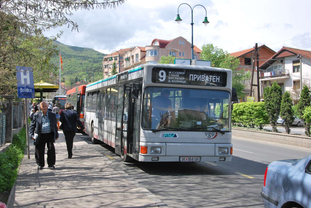 Qytetarët ngelen pa transportin privat, qyteti i Shkupit s’ka të holla t’u paguajë borxhin