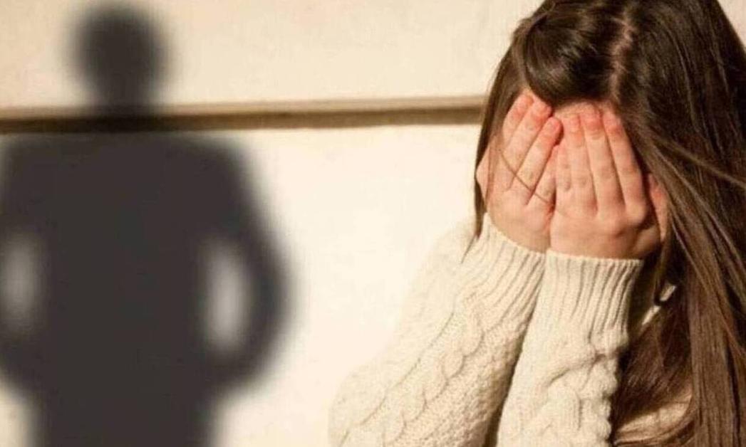 Ngjarja shokuese në Greqi/ Babai dhe 9 të tjerë abuzuan me fëmijët: Dashnoren e shtriu me vajzën në krevat