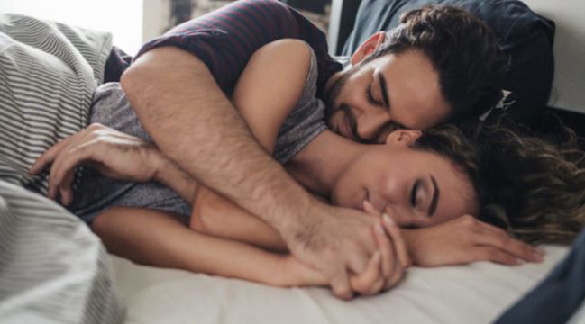 Studimi thirrje burrave: Përqafoni gruan pas marrëdhënies, do të ketë më shumë dëshirë për seks