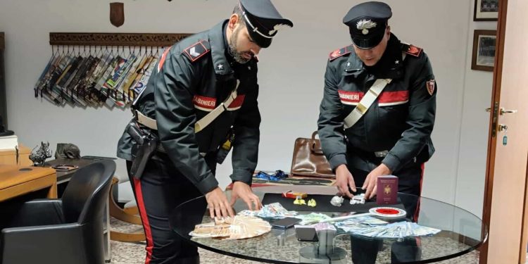 Kishte fshehur kokainë poshtë frenave të dorës së makinës, pranga shqiptarit në Itali