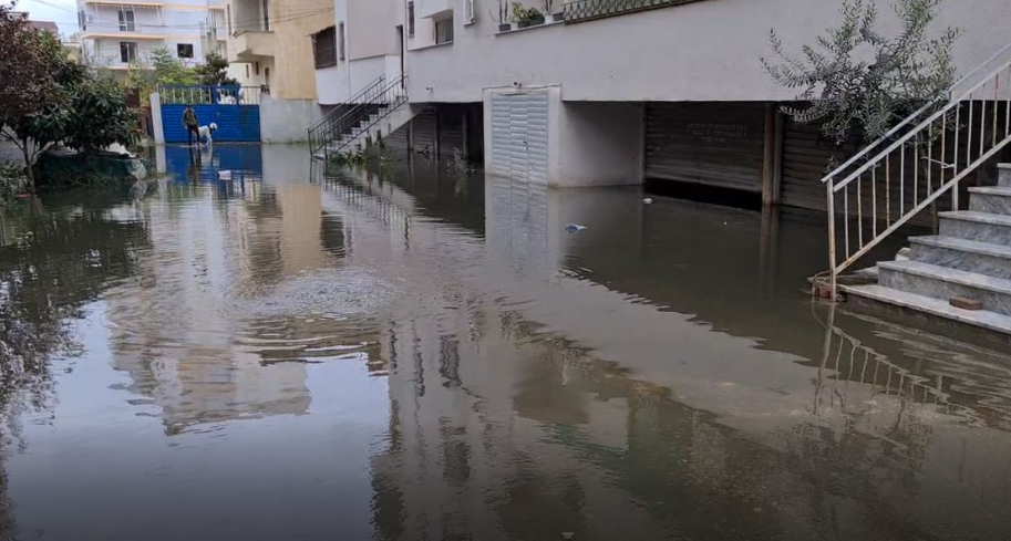 Bashkia harron kanalet kulluese, izolohen 30 familje të një pallati në Durrës