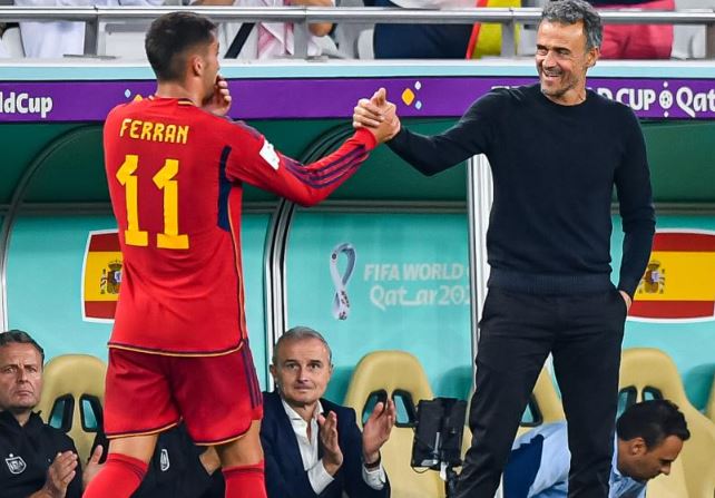 Trajneri i Spanjës “kërcënon” dhëndrin: Po festove me biberon, Botërorin e sheh nga tribuna