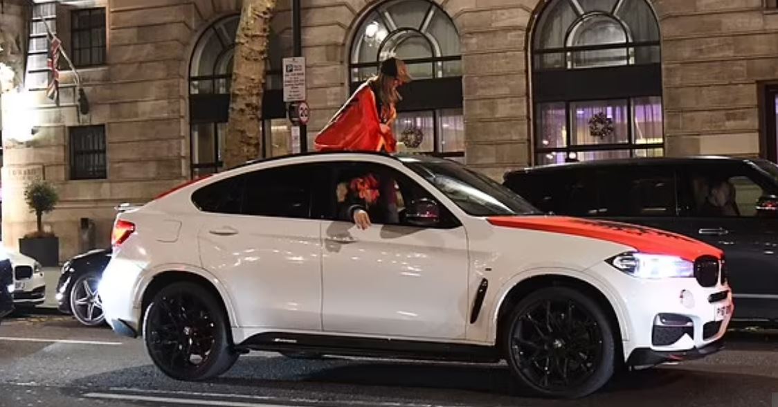 Shqiptarët festuan me ‘bishat’ e tyre 110-vjetorin e Pavarësisë në rrugët e Londrës, ish-deputeti i PE: Zot na ndihmo!