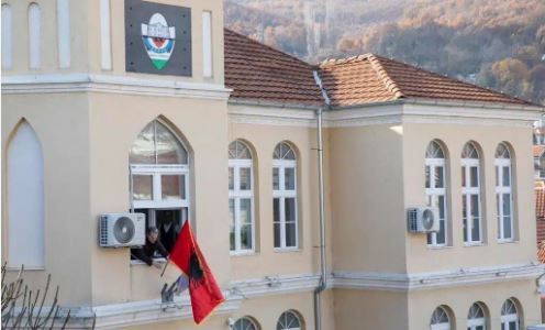 Në Preshevë u ngrit flamuri shqiptar, gazetari: Serbët do t’i vënë gjobë, nuk lejohet