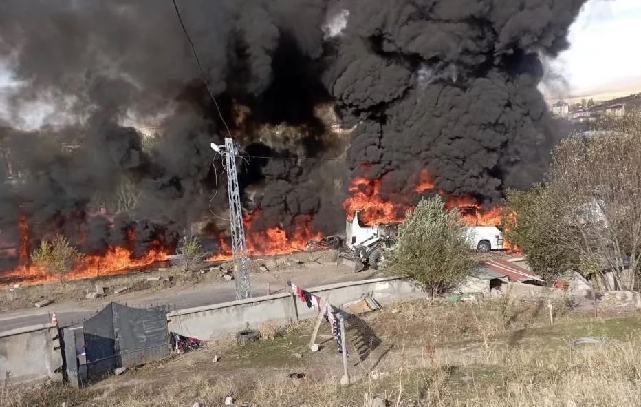 Autobusi përplaset me dy kamionë dhe shpërthejnë në flakë, vdesin 7 persona në Turqi