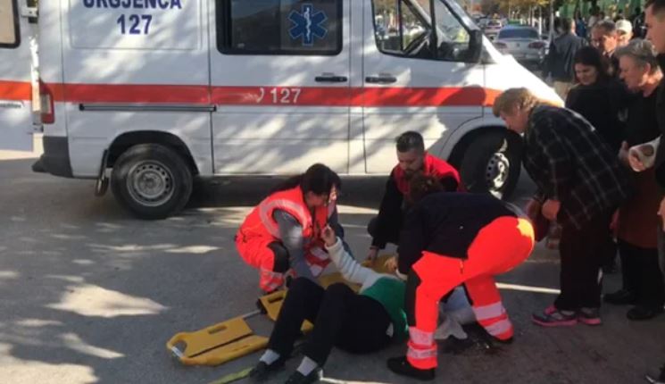 “Benzi” përplas këmbësoren në Fier, niset me urgjencë në spital