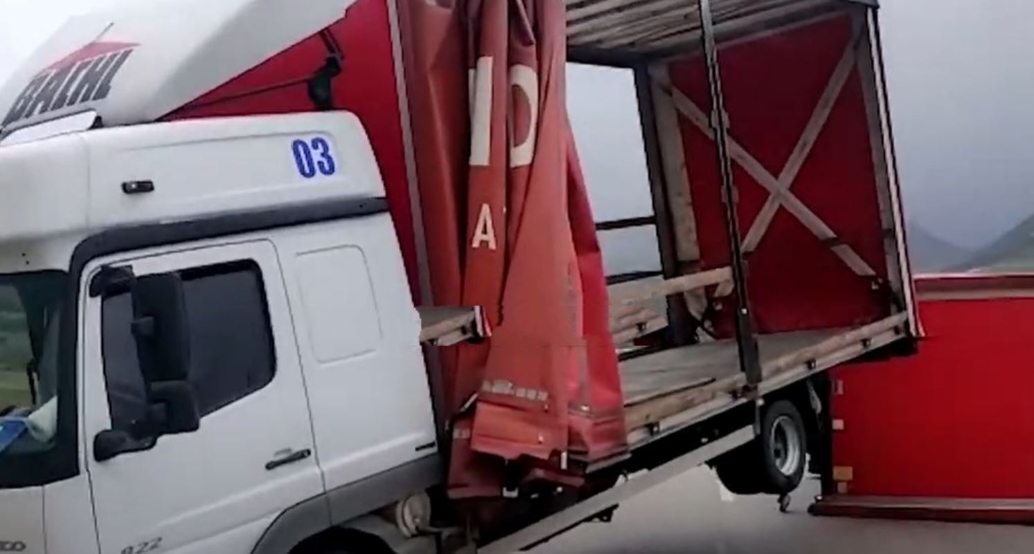 Përmbyset kamioni në Tepelenë, bllokohet qarkullimi në të dy krahët
