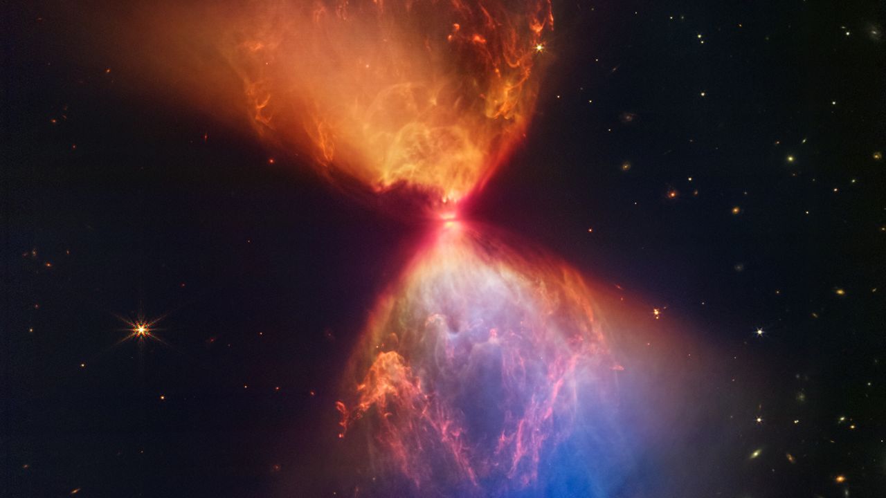 Lindja e një ylli në formën e një ore rëre, pamja spektakolare nga kozmosi