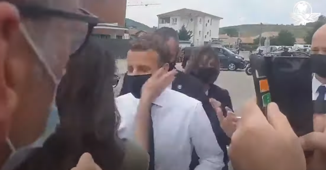 VIDEO/ Incidentet nuk i ndahen presidentit Macron, një grua e godet me shpullë në fytyrë