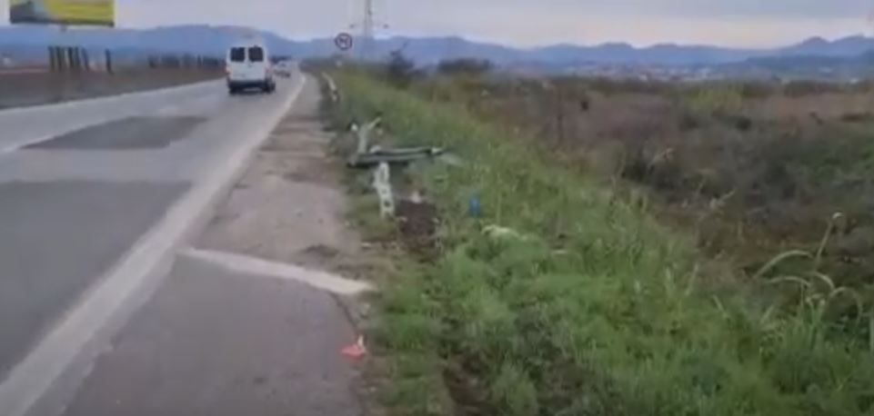 Aksidenti me dy viktima në autostradën Tiranë-Durrës, sendet personale ende në tokë