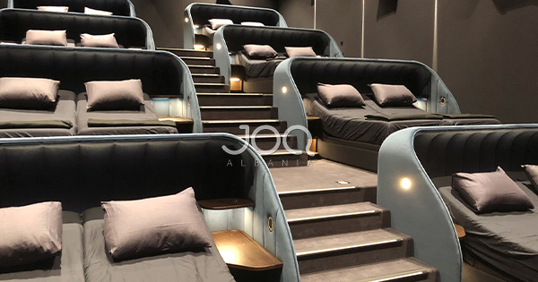 Një kinema në Zvicër zëvendëson karriget e zakonshme me krevate dopio për të parë filmat