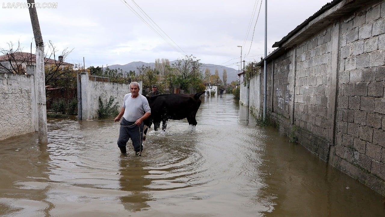 Ulin prurjet lumenjtë Erzen dhe Ishëm/ Përmirësohet situata në Durrës, uji nis të tërhiqet