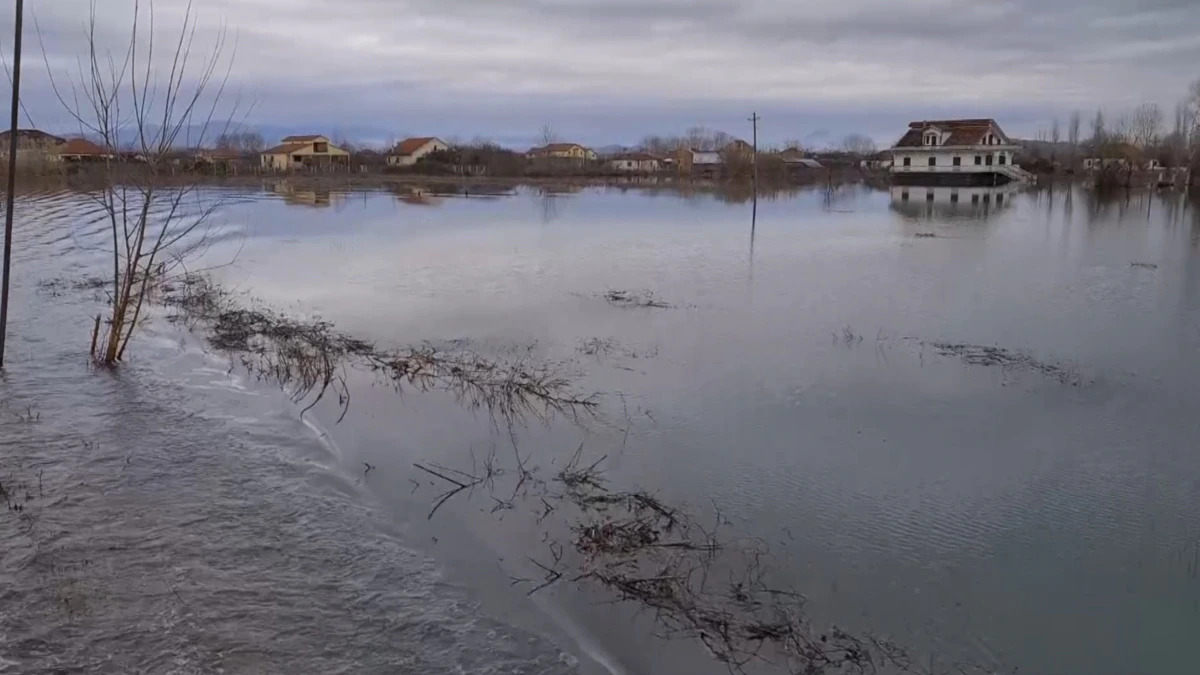 Përmbytjet/ 70 persona kanë lënë banesat në Shkodër, 1435 hektarë nën ujë
