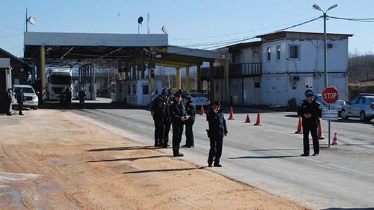 Policët serbë largohen edhe nga vendkalimet kufitare