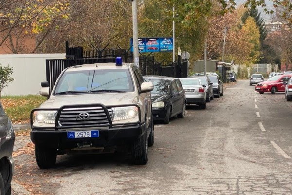 ​Policë të EULEX-it shihen duke hyrë në stacionin e policisë në veri të Mitrovicës