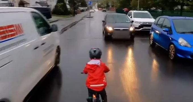 E rrezikshme! 5-vjeçari i jep biçikletës në rrugën plot makina, i ati e filmon