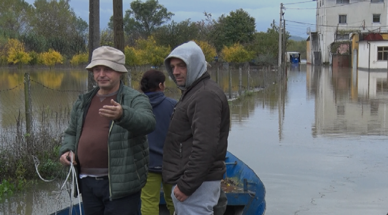 Përkeqësohet situata e përmbytjeve në Shkodër, shkodranët iu rikthehen varkave