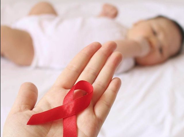 “Fëmija rezultoi pozitiv pas 4 testeve”, flasin prindërit e 1-vjeçarit me HIV/AIDS: Jeta e tij u rrezikua nga mjekët në QSUT