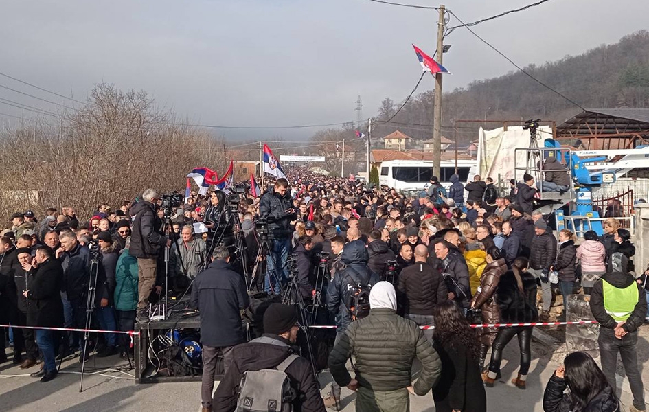 Policia e Kosovës: Nuk penguam autobusë me protestues serbë