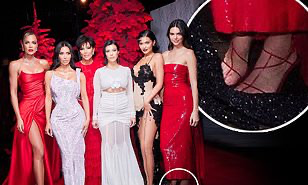 Kim Kardashian akuzohet se i ka bërë fotoshop gjithë familjes në foton e Krishtlindjes