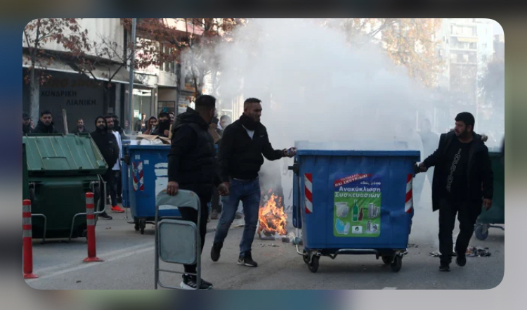 Polici plagosi 16-vjeçarin/ Romët përleshen me policinë në Selanik, shkatërrojnë biznese dhe dhunojnë qytetarë