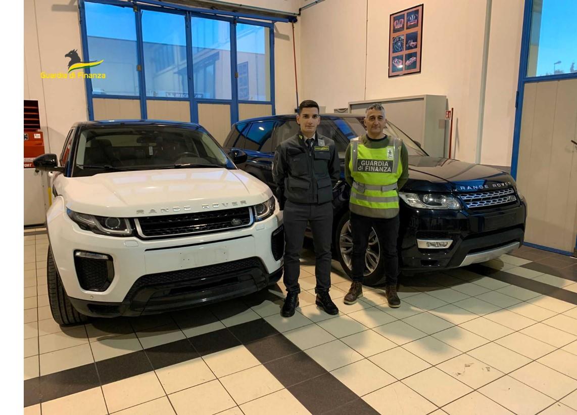 Guardia di Finanza sekuestron dy “Range Rover” të vjedhur që ishin nisur drejt Shqipërisë