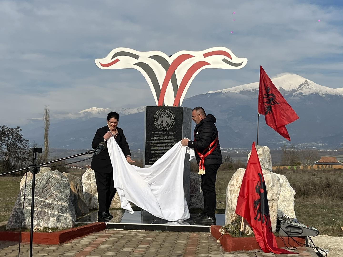 Lefteri i Bulqizës inaguron përmendoren “Nëntë malet e Dibrës”, harrohet 1 mal dhe ndryshohen vlerat historike të tyre