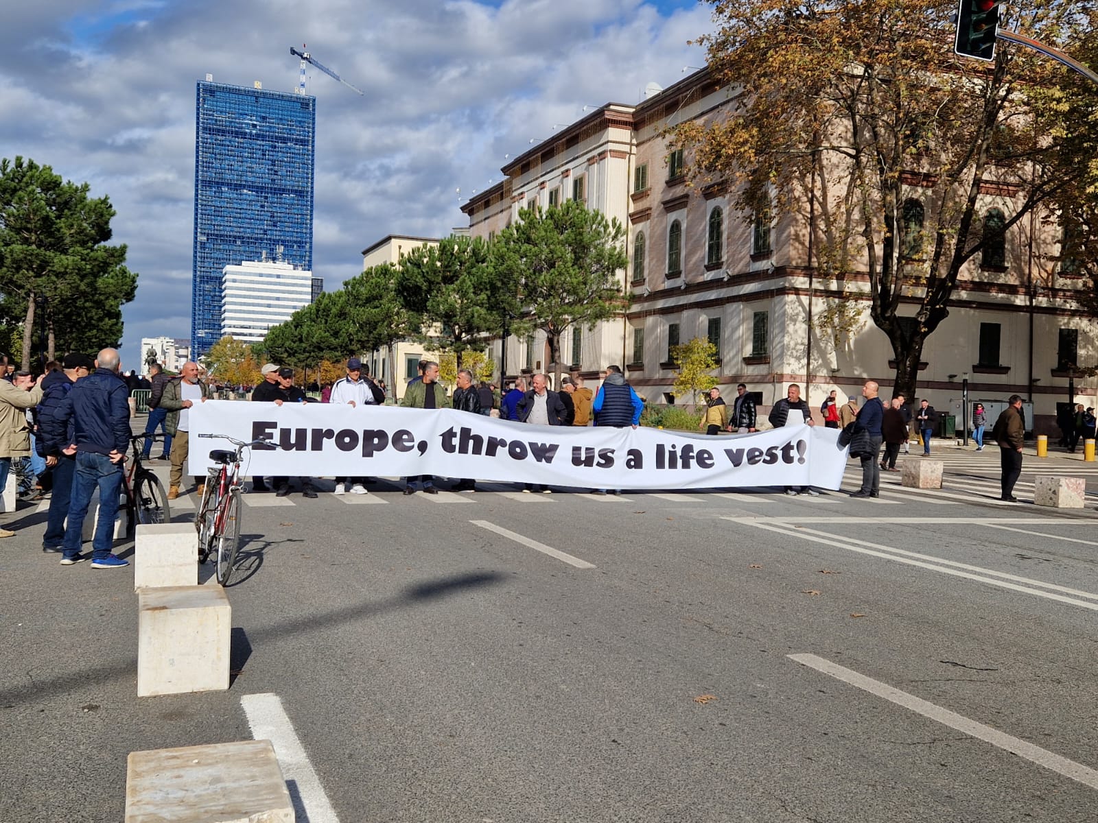 “Europë, na hidh një jelek shpëtimi”/ Protestuesit mesazh përfaqësuesve të BE, nisen drejtë ish-hotel Dajtit (FOTOT)