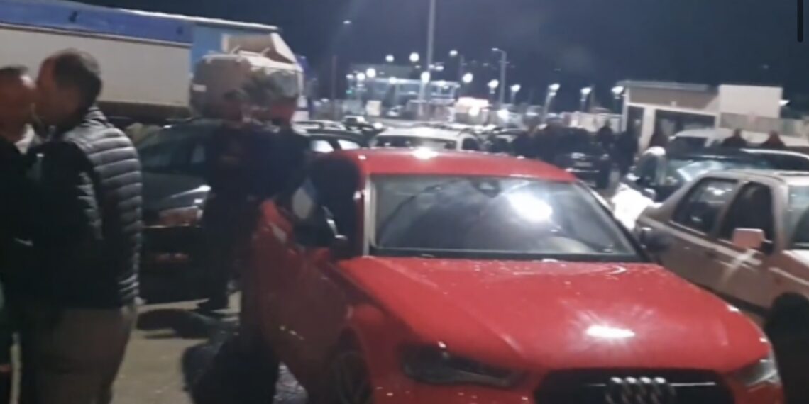 Publikohen pamje nga Merdarja, pika kufitare që u mbyll shkaku i barrikadave