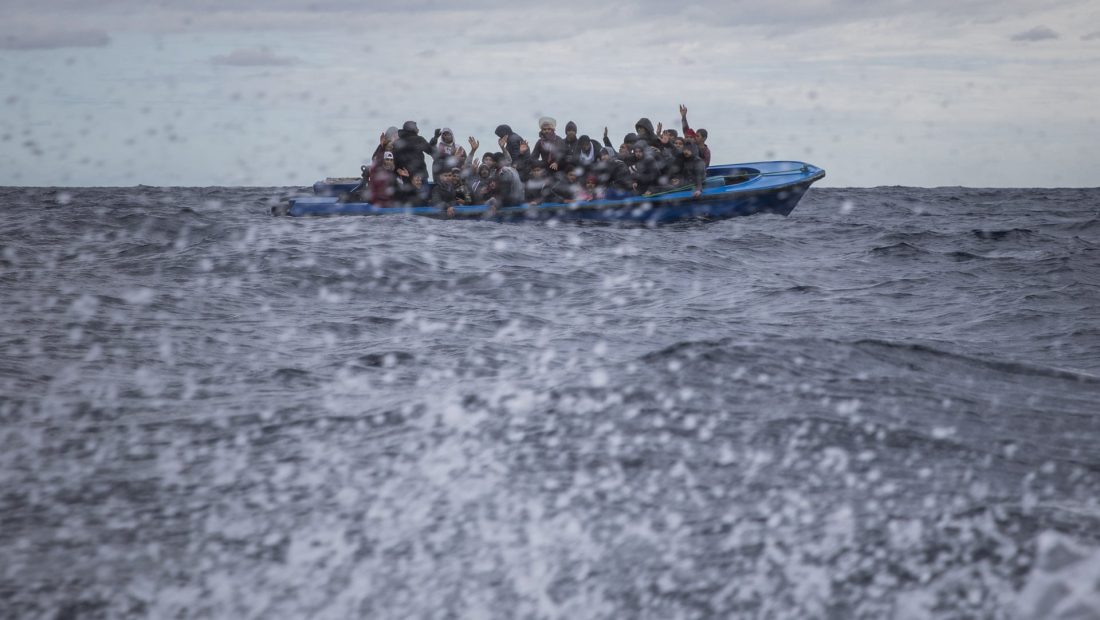Varka me emigrantë përplaset me shkëmbinjtë në Greqi, një foshnje mbytet në det