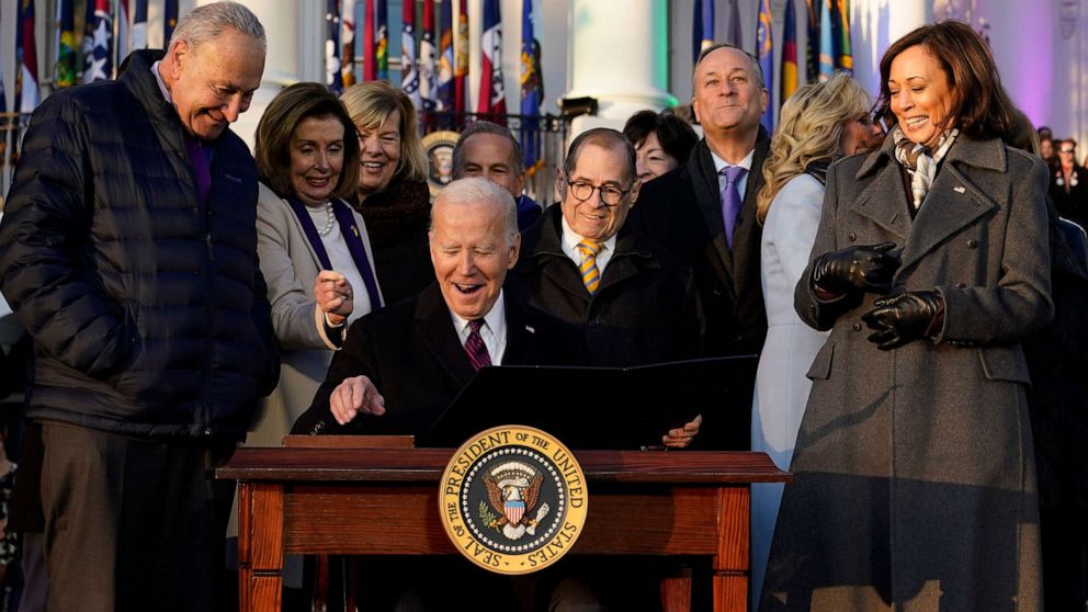 SHBA/ Biden nënshkruan ligjin historik: Lejohen martesat e të njëjtës gjini!