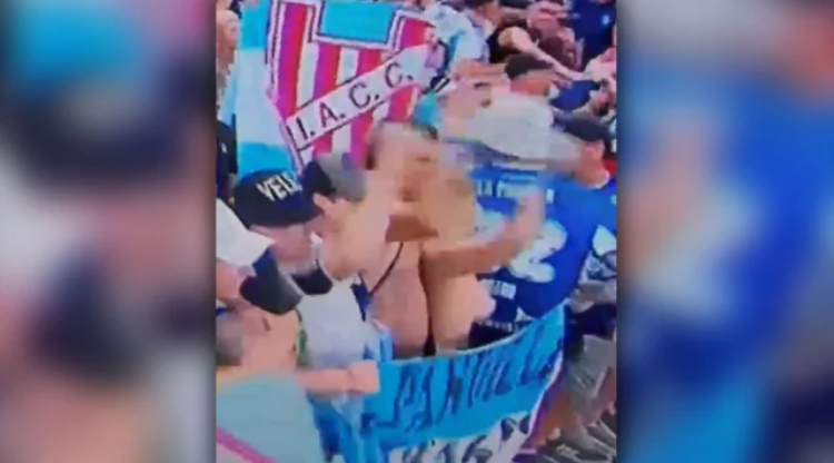 Video/ Tifozja seksi heq reçipetat në mes të tribunës, festoi fitoren e Argjentinës