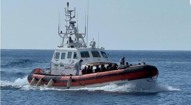 Fundoset anija në Itali, 2 fëmijë në mesin e 4 emigrantëve të zhdukur