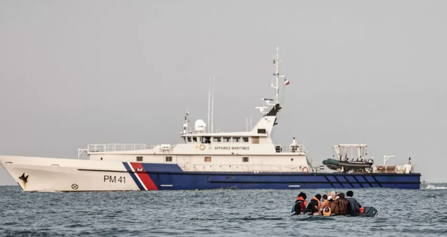 Shqiptarët me gomone në Angli, Franca nis patrullimet në kanalin e La Manche