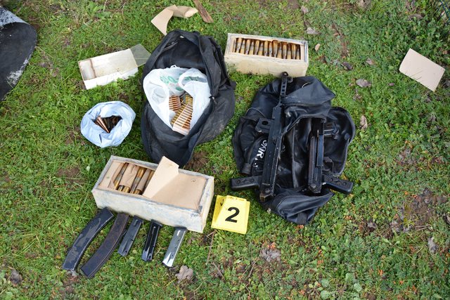 Policia gjeti armë e municion pafund në “fortesën” e Martinajve, por nuk zbuloi dot pronarin e tyre