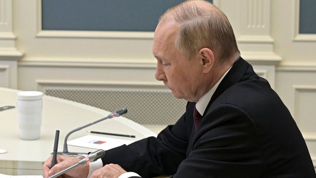 Vladimir Putin nënshkruan ligjin për zgjerimin e kufizimeve për ‘propagandën’ e komunitetit LGBTQ