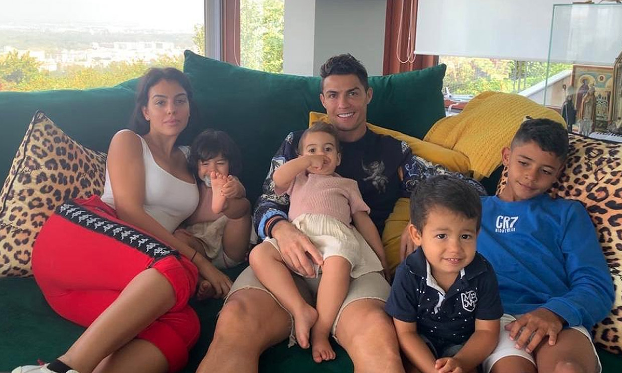 FOTOT/ Ronaldo kërkon shërbëtorë për vilën e tij në Portugali dhe jep 6 mijë € në muaj
