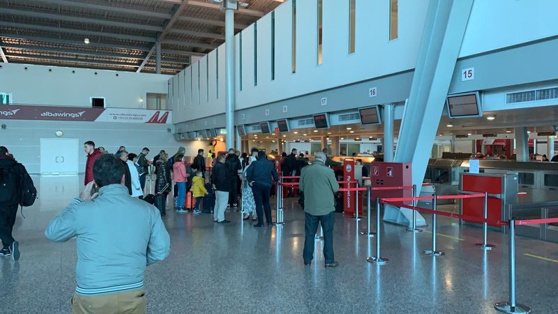 Samiti i BE në Tiranë, aeroporti i Rinasit njofton qytetarët: Nesër paraqituni katër orë para