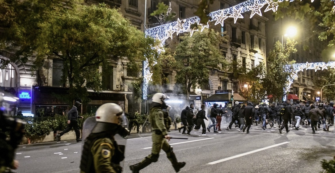 Vrasja e 16-vjeçarit shkakton trazira në Greqi, protestuesit hedhin gurë dhe bomba molotov ndaj policisë