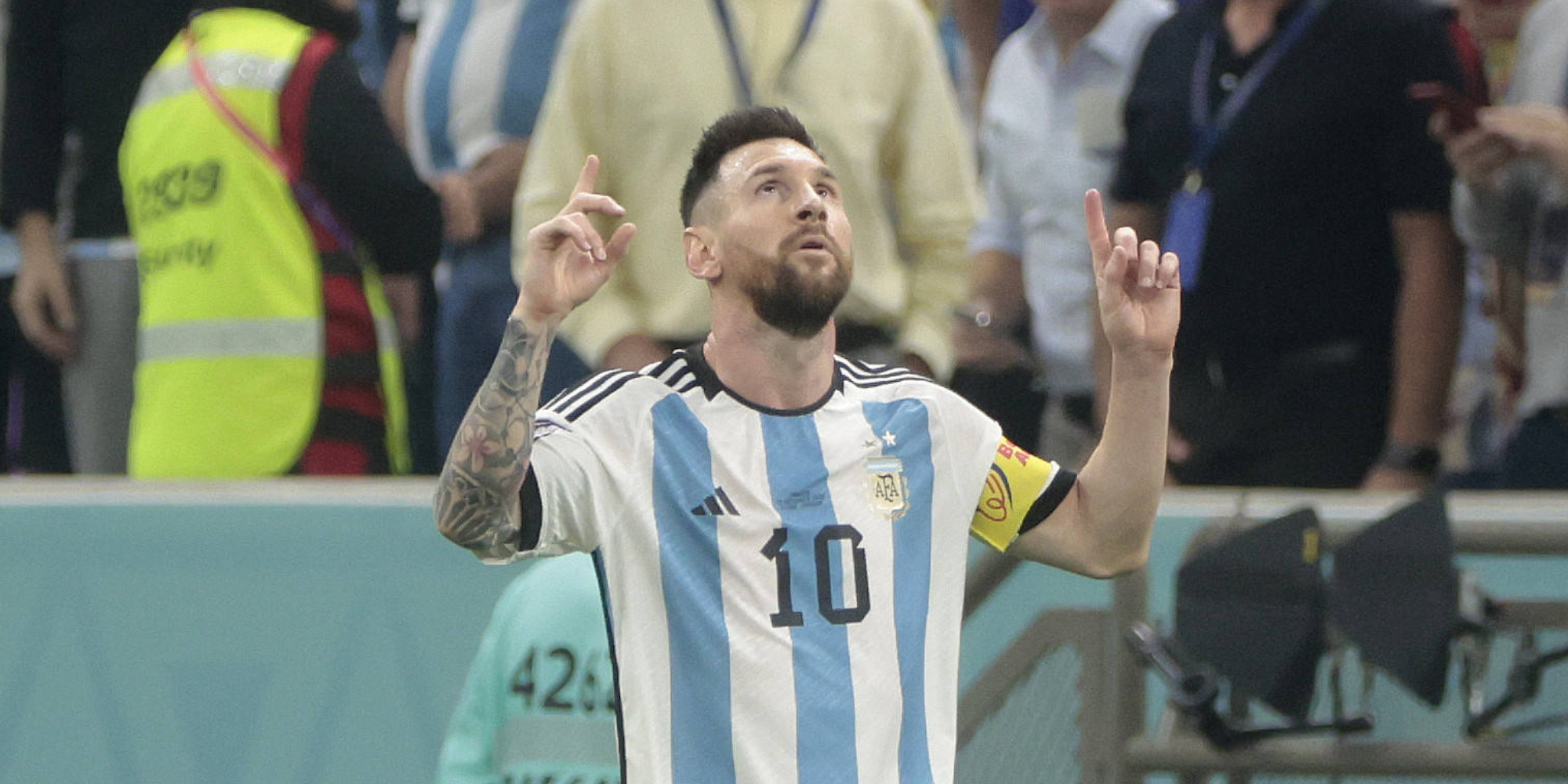 Video/ Pak para penalltisë së fundit, Messi i kërkoi ndihmë Diego Maradonës nga qielli