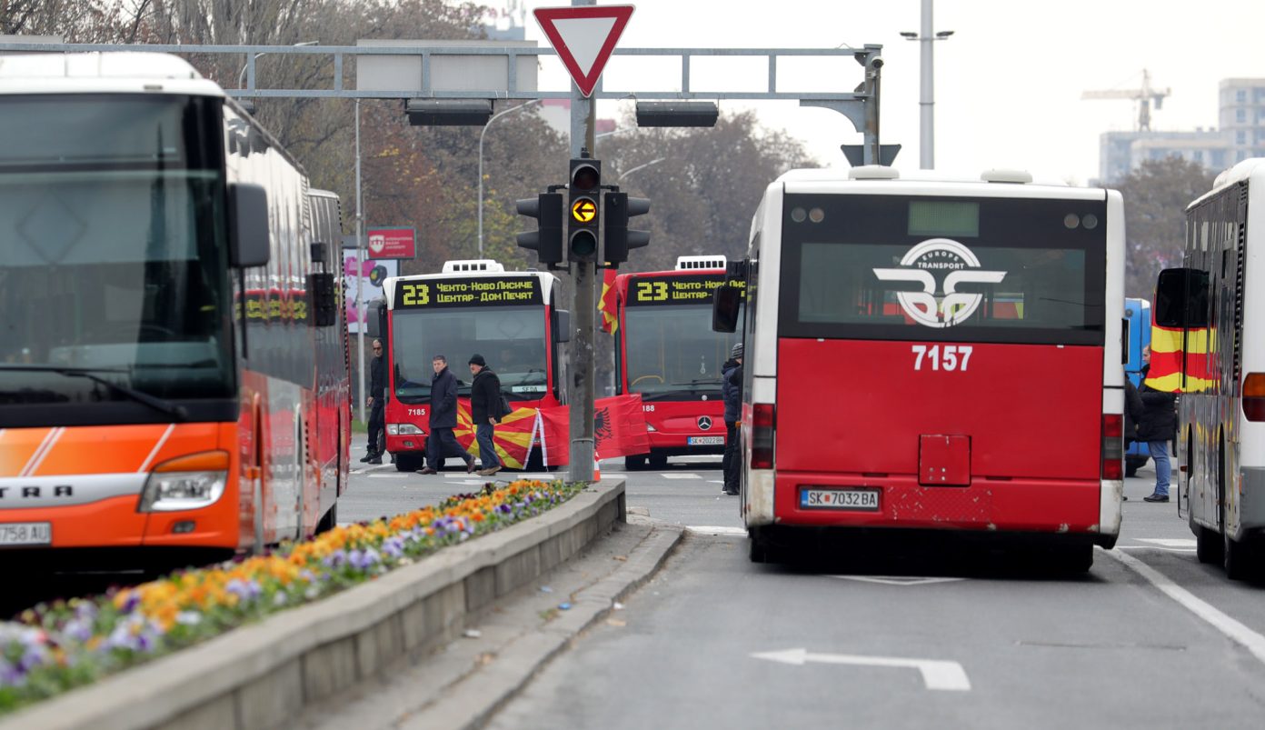 Transportuesit privat sërish bllokojnë Shkupin