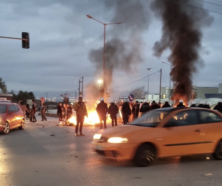 Polici qëlloi me armë një 16-vjeçar, protestuesit i vënë flakën rrugëve të Greqisë