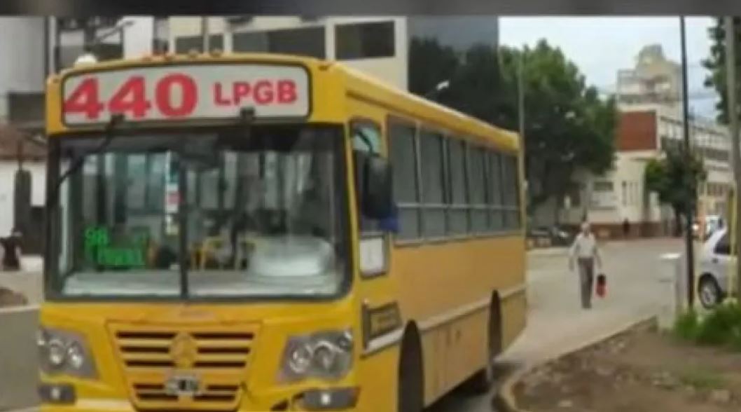 Botërori/ Pasagjeri merr peng autobusin e bllokuar në trafik, për të ‘kapur’ Messin