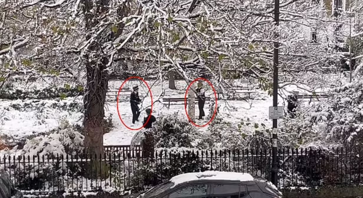 Oficerët e policisë në Londër lënë shërbimin dhe luajnë me topa bore, përfundojnë në komisariat